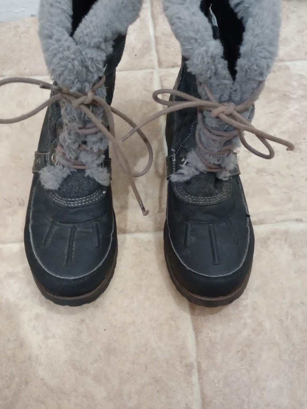 Rock & Candy Danlea winter boots in a cozy grey faux fur lining size 9